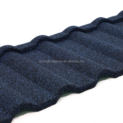 Kleurrijke metalen dakpanelen met een stenen coating in een hedendaagse ontwerpstijl voor aangepaste kleuren