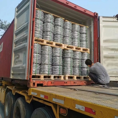 ASTM 6 8 9 10 12 14 18 20 Warm gedompelde gegalvaniseerde prikkeldraad met prikkeldraadlengte en eisen van de klant van ijzerdraad