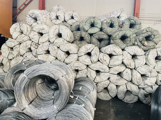 Zwart 0,7 mm 0,8 mm 1,2 mm 1,6 mm 1,8 mm 2 mm Diameter Warm onderdompeld gegalvaniseerd zacht stalen binddraad voor zwart bouwprojecten