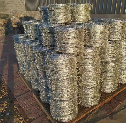 Uitlaat Razor Wire / gegalvaniseerd of PVC bedekt Gevangenis-grade beveiligingsnorm De ultieme oplossing voor indringers afschrikking