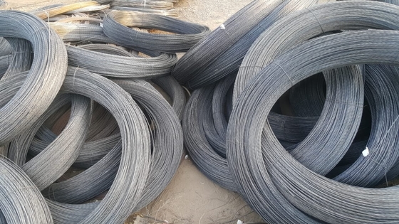 Gegalvaniseerde ijzeren draad met barbellengte Klantenschikking 0,7 mm 0,8 mm 1,2 mm 1,6 mm 1,8 mm Warm gedompelde gegalvaniseerde draad