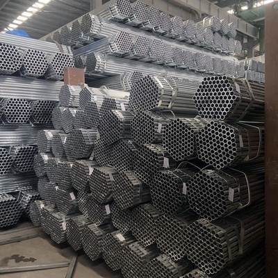 Q235b Warm gedompelde gegalvaniseerde ronde gelaste stalen buizen 18 gauge gegalvaniseerde stalen buizen voor omgevingen met hoge temperatuur