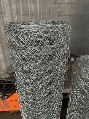 Geperforeerd scherm 1/2x1 1x1 Warm onderdompeld gegalvaniseerd ijzer gespannen draaddoek / 16 Gauge Elektro gegalvaniseerd vierkant gat gespannen gaas rollen