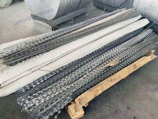 Razor prikkeldraad 500m prikkeldraad hek met kenmerken van hoge treksterkte draad en prikkeldraad afstand van 7,5cm-15cm
