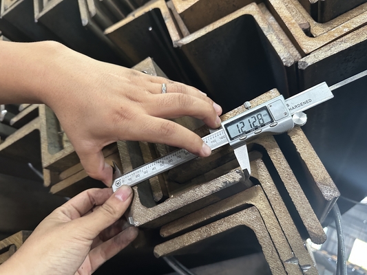 ASTM Standard Processing Drilling Equal Angle Steel Bar voor S235JR-S335JR serie 3-24 mm Dikte