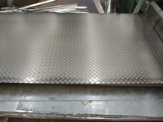 2B Oppervlakteafwerking Hoog nauwkeurig S235JR Q235B Carbon Steel Checkered Plate voor bouwmateriaal