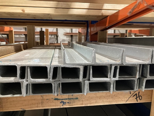 Direct ASTM Q235 Q345 Warmgewalst staal U-vorm balk U-balk facturatie volgens feitelijk gewicht geperforeerd of niet Geperforeerd