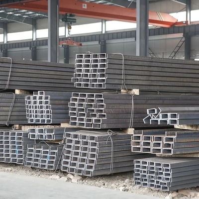 Direct ASTM Q235 Q345 Warmgewalst staal U-vorm balk U-balk facturatie volgens feitelijk gewicht geperforeerd of niet Geperforeerd