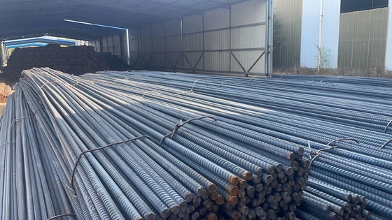 Hoge kwaliteit HRB400/500 ASTM A615 BS4449 Carbon Steel Rebars voor bouwprojecten in commerciële gebouwen