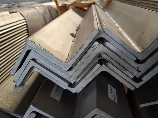 Gegalvaniseerd stalen hoek ijzer S235JR-S335JR serie 3-24 mm dik gelijkstaaf voor structurele ondersteuning oplossingen
