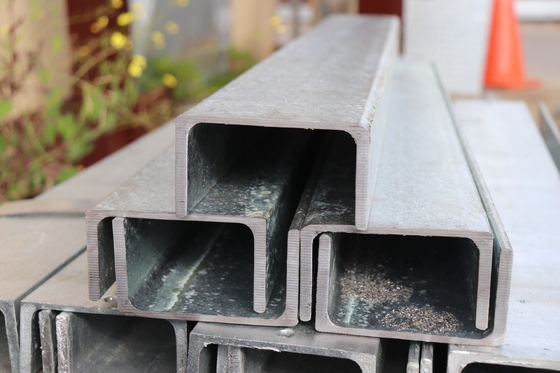 Q235 Q345 SS400 Materiaal U-kanaal koolstofstaal 0,8 mm-3,0 mm Dikte 100% Geteste tolerantie ± 1% voor ondersteunend systeem
