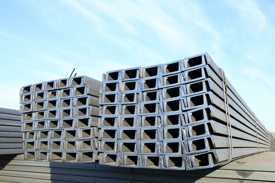 Niet-gelegeerd U-type koolstof-ijzerstaal kanalen warmgewalst gevormd U-kanaalstaal voor structurele steun in bouwmaterialen