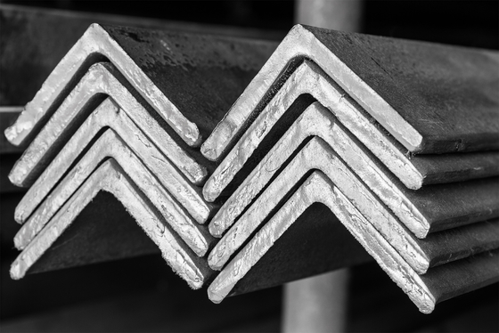 Hoge sterkte AISI Steel Angle Bar ongelijk Q235 Q235B voor constructie in RAL kleur en AiSi Standard