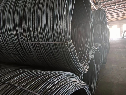 Warmgewalste HRB400 vervormde stalen bevestigingsstaven, in de fabriek vervaardigd, verkrijgbaar in 12 mm en 16 mm grootte voor constructieversterking.