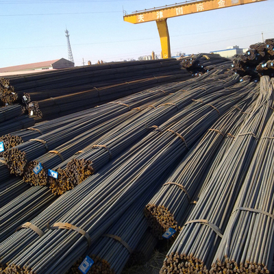 Fabriek geproduceerde HRB400 warmgewalste vervormde stalen armaturen in 12 mm en 16 mm, ideaal voor het versterken van bouwtoepassingen.