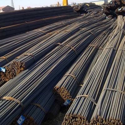 Fabriek geproduceerde HRB400 warmgewalste vervormde stalen armaturen in 12 mm en 16 mm, ideaal voor het versterken van bouwtoepassingen.