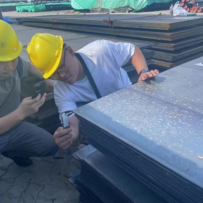 Uitgebreide inventaris van warmgewalste koolstofstaalplaten, afmetingen 2*1250*6000 mm in de soorten Q355, SS400 en Q195.