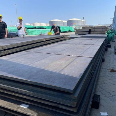 Uitgebreide inventaris van warmgewalste koolstofstaalplaten, afmetingen 2*1250*6000 mm in de soorten Q355, SS400 en Q195.