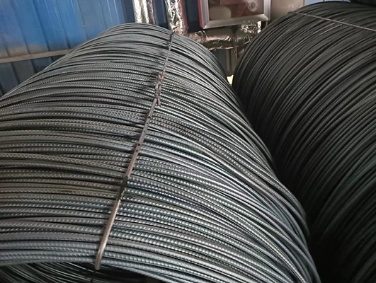 Fabrieksproductie HRB400 vervormd stalen legering in 12mm en 16mm maten, perfect voor het versterken van bouwprojecten.