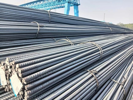 Fabrieksproductie HRB400 vervormd stalen legering in 12mm en 16mm maten, perfect voor het versterken van bouwprojecten.