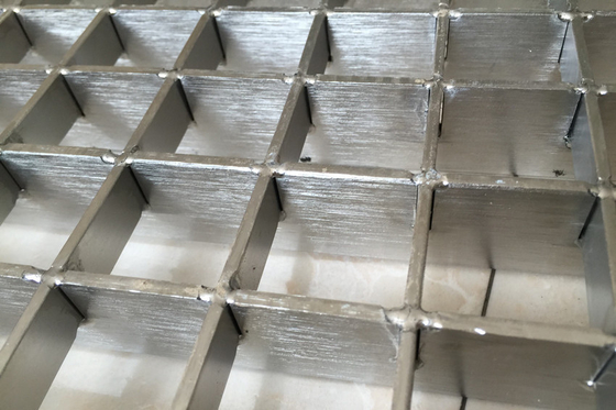 Hoogwaardige metalen bouwmaterialen warm gedompeld koolstofarm 32*5 mm gegalvaniseerd vloer staal rooster
