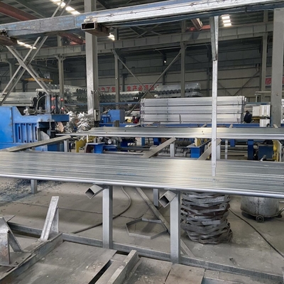 Astm Standard St37 holle vierkant buis 2,5 inch gegalvaniseerd stalen buizen Hot dip gegalvaniseerd vierkant buis met lassen en naadloos