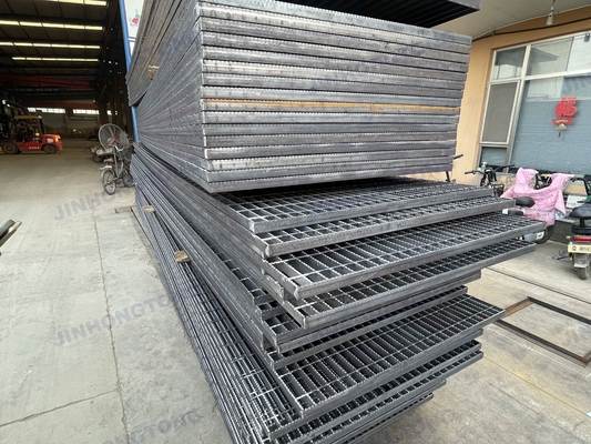 Hoogwaardige anti-glijdende getinte drainagebedekkingen 32 * 5 mm Metalen bouwmaterialen Staal roosters