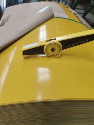 Warm onderling prijs ppgi witte kleurcode 9016 voorgeverfde gegalvaniseerde stalen spoel 0,4 mm ppgl in stalen spoelen gekleurd gecoat staal PPGI
