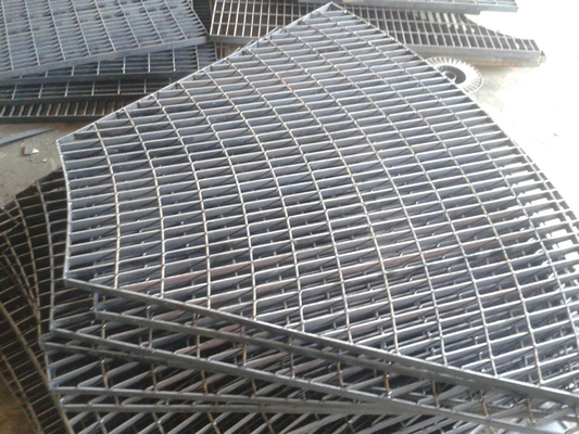 Warm verkoop stalen rooster metalen mesh grill roestvrij staal roosterplaat trap loopvlak anti-slip plaat voor industriële