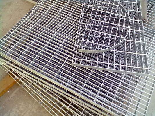 Warm verkoop stalen rooster metalen mesh grill roestvrij staal roosterplaat trap loopvlak anti-slip plaat voor industriële
