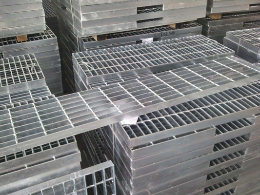 Warm verkoop stalen rooster metalen mesh grill roestvrij staal roosterplaat trap loopvlak anti-slip plaat voor industriële